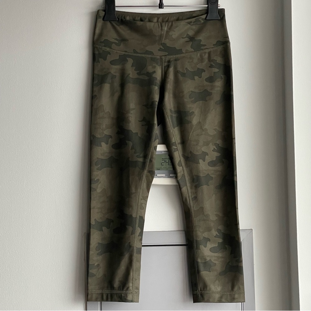 LULULEMON Camo Cropped Leggings